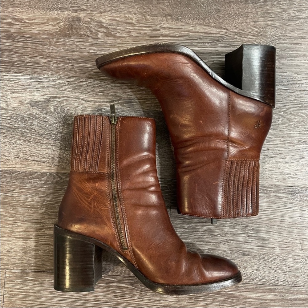 Frye Pia Chelsea Short Leather Brown Boots
Size 9